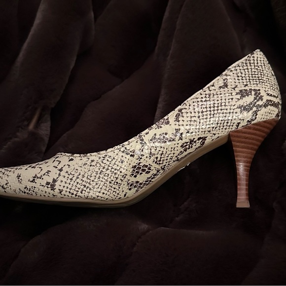 Enzo Angiolini Ladies “Snakeskin” Pointed Toe Pumps. Size 9M - Picture 5 of 9